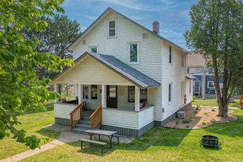 Ely Group Retreat 5 Bedrooms, 3 Bath, Huge Lawn - Butik