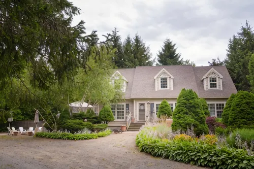 Cozy Dog Friendly House with Deck, Firepit & Fast WiFi in Heart of Bar Harbor - บังกะโล
