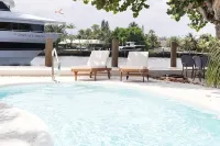 Beautiful Waterfront Condo on Canal with Pool & Walk to Beach! Boat Watch! 2b/2b - بوتيك