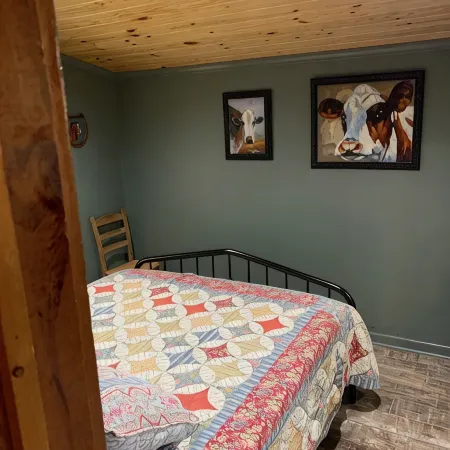 Holly Hill Farm House, Only 6 Miles from Downtown Mount Airy, NC, Sleeps 4