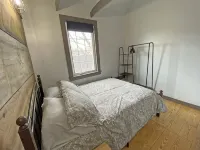 Cozy 2BR with Rustic Decor Near Downtown - 4 tähden