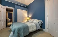 Federalist style home close to down town minutes from the Field of Dreams! - con encanto