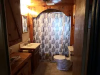 newly remodeled cabin style cottage, close to public boat ramps, and beaches . - Wifi