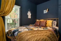 Cozy 2 BR bungalow, moody design, walk to square - 4 stjerner
