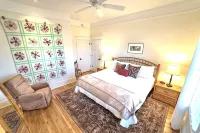 Deluxe Downtown Bungalow - fenced in yard, pet friendly. - 무료 와이파이