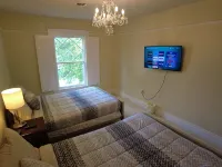 THE WASHINGTON HOUSE - A  4-Bedroom Home 1 Block from Downtown Wisconsin Dells - Jacuzzi