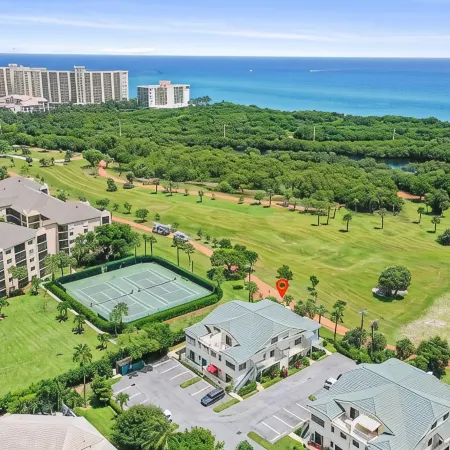 Beautiful Jupiter 3/2.5 + Loft Condo only steps from the beach on Carlin Park!