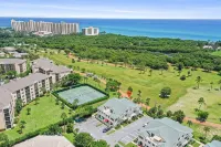 Beautiful Jupiter 3/2.5 + Loft Condo only steps from the beach on Carlin Park! - 3つ星