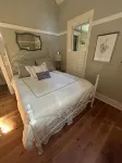 "Nauti-Jayne" coastal cottage in Historic Old Town Bluffton - Boutique