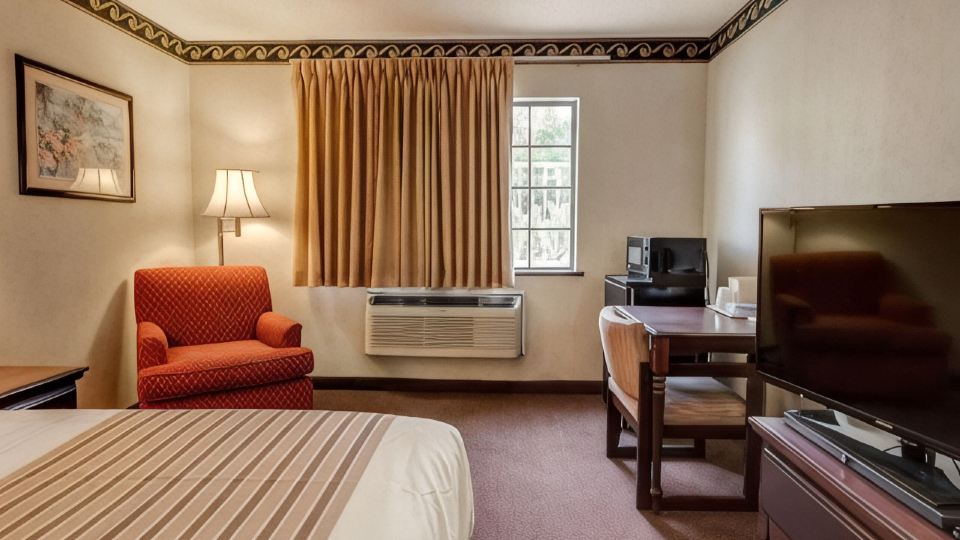 Econo Lodge Inn & Suites