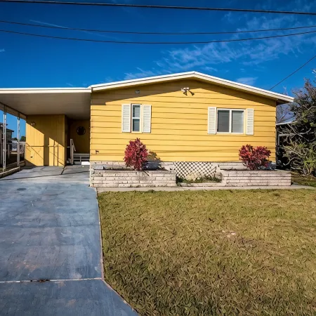 Relax in the Dolphin Retreat! Waterfront house with dock and kayaks.