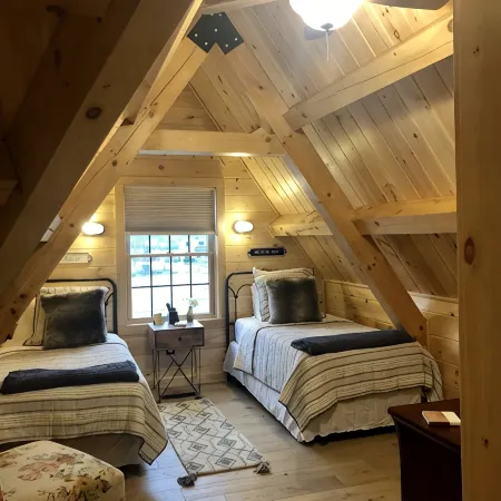 Walk to Weddings Venues, Local Shops, Dining, Coffee, Dog ok,Bank of NH Pavilion