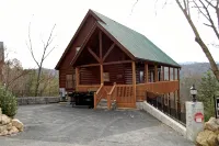 Spacious 4Br Cabin Near Dollywood – Hot Tub, Game Room & Stunning Mountain Views - Mountain view