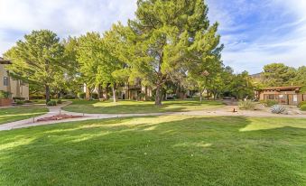 Sedona Eco-Friendly Condo w/ Pool: Walk to Shops Restaurants Golf & Trails
