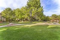 Sedona Eco-Friendly Condo w/ Pool: Walk to Shops Restaurants Golf & Trails - 4-Star