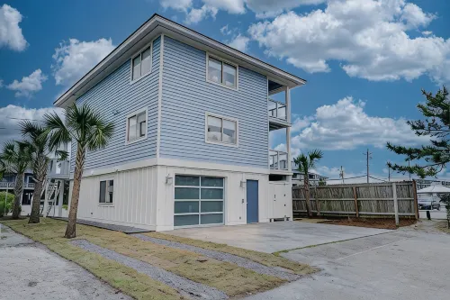 Stunning 4Br Home / 2nd Row / Ocean Views + Parking for 5 Vehicles - 4つ星