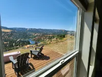 Grandview Getaway offers spectacular views overlooking the Clearwarter river. - Homestays