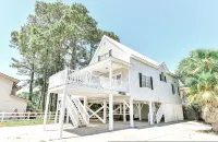 1 Block to Beach Pet Friendly Large Deck & Living Space +Plenty PK - 4-Star