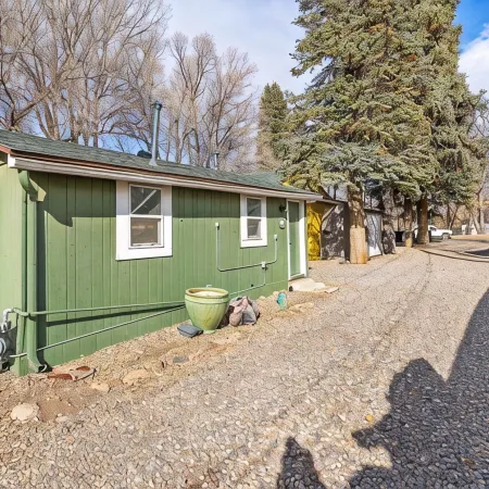 Downtown Green Gable Bungalow with AC, Fully Fenced Yard, W/D, 2 Smart TVs, WiFi