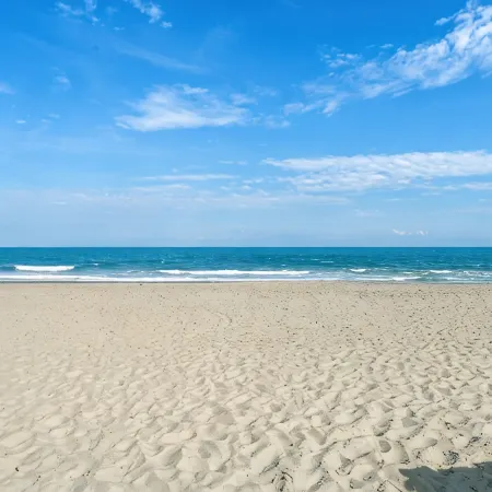 Barefoot Beach-Steps to Beach, Pool, Pet Friendly