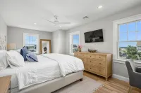 Bright & Beautiful Waterfront Cape Cod Home - バルコニー