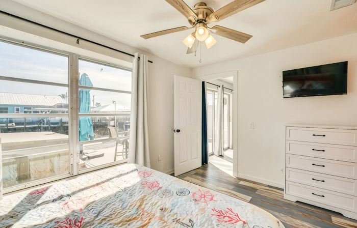 3BR Waterfront townhome Matlacha with hot tub, boat dock WiFi, bikes and kayaks