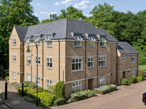 Virginia Water - 2 Bed w/ Parking - By Tempstay