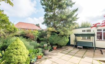 Spacious 1-Bedroom Flat with Garden Free Parking