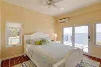 'Sea la VIE' - Waterfront St Thomas Escape w/ Pool - Pysäköinti