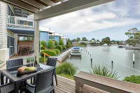 Captains Cove Resort - Waterfront Apartments Hotels in Paynesville