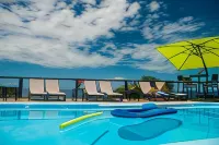 The Champs - piscina