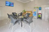 RedDoorz Plus Near Cito Mall Surabaya Hotels in Wonocolo