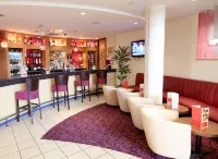 Ramada by Wyndham London North M1 Отели в г. Элстри