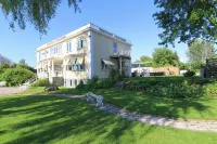 Pensionat Frillesberg Hotels near Jula