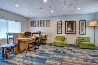 Holiday Inn Express & Suites Woodbridge Hotel di Iselin