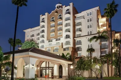 Embassy Suites by Hilton Santa Ana Orange County Airport Hotel dekat Versailles On the Lake