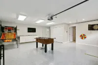 Recently Updated 3 Bedroom House, Fire Pit, Hot Tub, Game Room