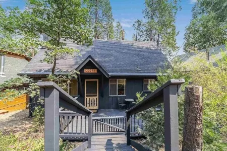 Coz Getaway Right in the middle of Twain Harte! Отели в г. Твейн Харт