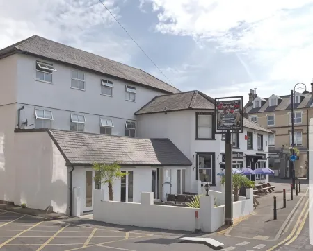 OYO the Watermans Arms Hersham Отели в г. Кобем