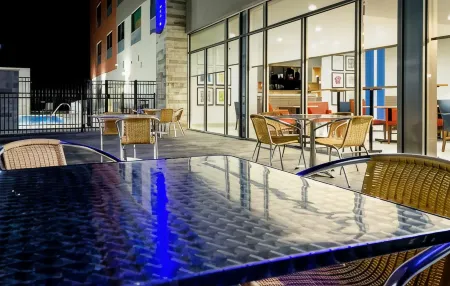 Holiday Inn Express & Suites TAYLOR by IHG