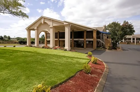Americas Best Value Inn and Suites Murfreesboro Отели рядом с достопримечательностью «Парк Барфилд Кресент»
