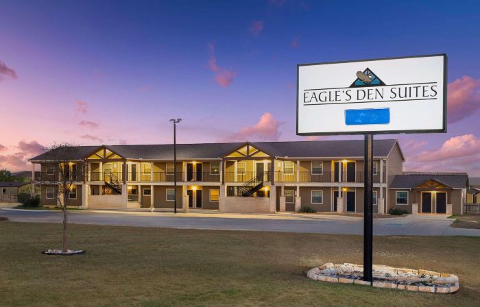 Eagle's Den Suites Cotulla a Travelodge by Wyndham