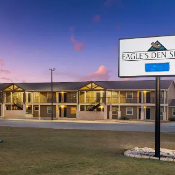 Eagle's Den Suites Cotulla a Travelodge by Wyndham