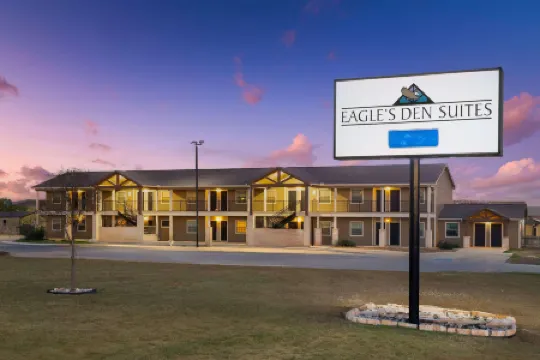 Eagle's Den Suites Cotulla a Travelodge by Wyndham