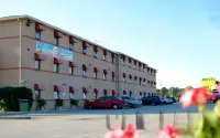 Arena Hotel (Formerly Sleep Express Motel) Hotels near Renaissance Westella