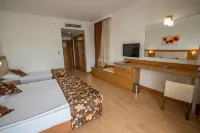 Cenger Beach Resort Spa - All Inclusive فنادق في Kizilot