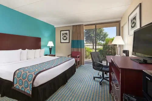 Howard Johnson by Wyndham Arlington Ballpark / Six Flags