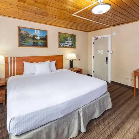 Econo Lodge Inn & Suites Medicine Hat