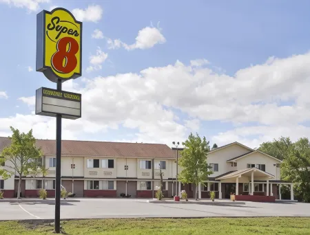 Super 8 by Wyndham Kingston Отели в г. Порт Юэн