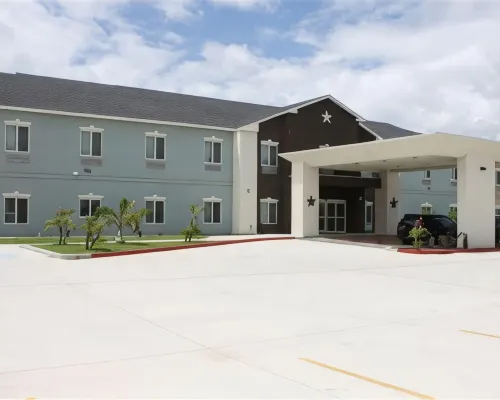La Plaza Inn and Suites - Freer TX Hotels in Freer